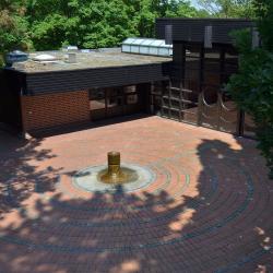 Aussegnungshalle und Brunnen auf dem Vorplatz