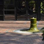 Quellstein auf dem Vorplatz der Friedhofskapelle im Frühling